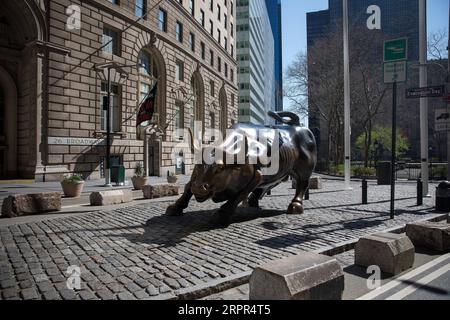 200327 -- NEW YORK, le 27 mars 2020 -- les rues et trottoirs entourant le Charging Bull sont vus vides à New York, aux États-Unis, le 26 mars 2020. Les États-Unis ont signalé 82 404 cas confirmés de COVID-19 à 6 h, heure de l’est des États-Unis, jeudi 2200 h GMT, selon le Center for Systems Science and Engineering CSSE de l’Université Johns Hopkins. Les États-Unis ont dépassé la Chine pour devenir le pays avec le plus de cas de COVID-19 dans le monde, selon le CSSE. Photo de Michael Nagle/Xinhua États-Unis-NEW YORK-COVID-19-CAS MxIchaelNagle/Wangying PUBLICATIONxNOTxINxCHN Banque D'Images