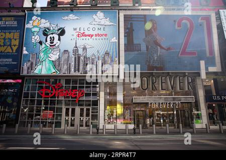 200327 -- NEW YORK, le 27 mars 2020 -- la rue et le trottoir de Times Square sont presque vides à New York, aux États-Unis, le 26 mars 2020. Les États-Unis ont signalé 82 404 cas confirmés de COVID-19 à 6 h, heure de l’est des États-Unis, jeudi 2200 h GMT, selon le Center for Systems Science and Engineering CSSE de l’Université Johns Hopkins. Les États-Unis ont dépassé la Chine pour devenir le pays avec le plus de cas de COVID-19 dans le monde, selon le CSSE. Photo de Michael Nagle/Xinhua États-Unis-NEW YORK-COVID-19-CAS MxIchaelNagle/Wangying PUBLICATIONxNOTxINxCHN Banque D'Images