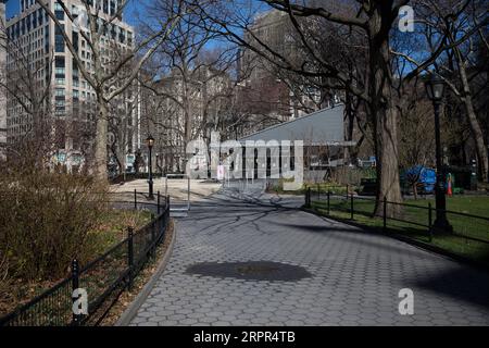 200327 -- NEW YORK, le 27 mars 2020 -- Madison Square Park est vu vide à New York, aux États-Unis, le 26 mars 2020. Les États-Unis ont signalé 82 404 cas confirmés de COVID-19 à 6 h, heure de l’est des États-Unis, jeudi 2200 h GMT, selon le Center for Systems Science and Engineering CSSE de l’Université Johns Hopkins. Les États-Unis ont dépassé la Chine pour devenir le pays avec le plus de cas de COVID-19 dans le monde, selon le CSSE. Photo de Michael Nagle/Xinhua États-Unis-NEW YORK-COVID-19-CAS MxIchaelNagle/Wangying PUBLICATIONxNOTxINxCHN Banque D'Images