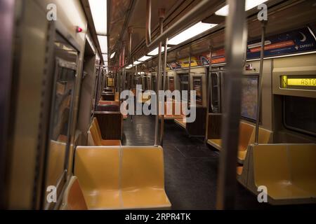 200327 -- NEW YORK, le 27 mars 2020 -- un train vide s'arrête à une station de métro Times Square à New York, aux États-Unis, le 26 mars 2020. Les États-Unis ont signalé 82 404 cas confirmés de COVID-19 à 6 h, heure de l’est des États-Unis, jeudi 2200 h GMT, selon le Center for Systems Science and Engineering CSSE de l’Université Johns Hopkins. Les États-Unis ont dépassé la Chine pour devenir le pays avec le plus de cas de COVID-19 dans le monde, selon le CSSE. Photo de Michael Nagle/Xinhua États-Unis-NEW YORK-COVID-19-CAS MxIchaelNagle/Wangying PUBLICATIONxNOTxINxCHN Banque D'Images