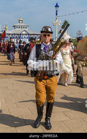 Les Steampunks descendent sur Eastbourne pour le Eastbourne Steampunk Festival avec un défilé le long du front de mer à Eastbourne, East Sussex, Royaume-Uni en septembre Banque D'Images