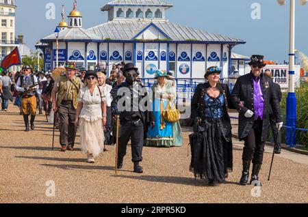 Les Steampunks descendent sur Eastbourne pour le Eastbourne Steampunk Festival avec un défilé le long du front de mer à Eastbourne, East Sussex, Royaume-Uni en septembre Banque D'Images