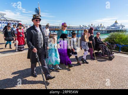 Les Steampunks descendent sur Eastbourne pour le Eastbourne Steampunk Festival avec un défilé le long du front de mer à Eastbourne, East Sussex, Royaume-Uni en septembre Banque D'Images