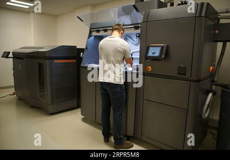 200327 -- PRAGUE, le 27 mars 2020 Xinhua -- Un développeur démontre le processus de fabrication des respirateurs à l'aide de la technologie d'impression 3D à Prague, République tchèque, le 26 mars 2020. Face à la pénurie de masques en République tchèque en raison de la propagation du COVID-19, l’Université technique tchèque de Prague a développé un nouveau type de respirateur qui peut être produit par la technologie d’impression 3D. Photo de Dana Kesnerova/Xinhua RÉPUBLIQUE TCHÈQUE-PRAGUE-COVID-19-RESPIRATEUR-IMPRESSION 3D PUBLICATIONxNOTxINxCHN Banque D'Images