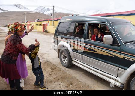 200327 -- URUMQI, le 27 mars 2020 -- Mudalebek Mametjuma R dit au revoir à sa famille avant de se rendre au point de prise en charge des autobus scolaires de la ville de Muji, dans le comté d'Aketao, dans la région autonome ouïgour du Xinjiang, au nord-ouest de la Chine, le 24 mars 2020. Contrairement à ses pairs vivant dans les villes intérieures de Chine, le voyage à l école pour Mudalebek Mametjuma et son jeune frère est long et plein de rebondissements. POUR ALLER AVEC la caractéristique : le voyage undécouragé à une école rouverte dans l'extrême ouest Xinjiang CHINE-XINJIANG-AKETAO COUNTY-ÉTUDIANT-VOYAGE À L'ÉCOLE CN DingxLei PUBLICATIONxNOTxINxCHN Banque D'Images