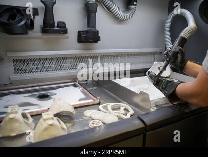 200327 -- PRAGUE, le 27 mars 2020 Xinhua -- Un développeur démontre le processus de fabrication des respirateurs à l'aide de la technologie d'impression 3D à Prague, République tchèque, le 26 mars 2020. Face à la pénurie de masques en République tchèque en raison de la propagation du COVID-19, l’Université technique tchèque de Prague a développé un nouveau type de respirateur qui peut être produit par la technologie d’impression 3D. Photo de Dana Kesnerova/Xinhua RÉPUBLIQUE TCHÈQUE-PRAGUE-COVID-19-RESPIRATEUR-IMPRESSION 3D PUBLICATIONxNOTxINxCHN Banque D'Images