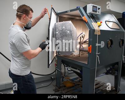 200327 -- PRAGUE, le 27 mars 2020 Xinhua -- Un développeur démontre le processus de fabrication des respirateurs à l'aide de la technologie d'impression 3D à Prague, République tchèque, le 26 mars 2020. Face à la pénurie de masques en République tchèque en raison de la propagation du COVID-19, l’Université technique tchèque de Prague a développé un nouveau type de respirateur qui peut être produit par la technologie d’impression 3D. Photo de Dana Kesnerova/Xinhua RÉPUBLIQUE TCHÈQUE-PRAGUE-COVID-19-RESPIRATEUR-IMPRESSION 3D PUBLICATIONxNOTxINxCHN Banque D'Images