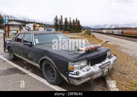 JASPER, ALBERTA, CANADA - le 2 OCTOBRE 2018 : gros plan d'une voiture inhabituelle montée de gros cornes de buffle et d'un silencieux auto-fabriqué, stationnement dans un parc public Banque D'Images