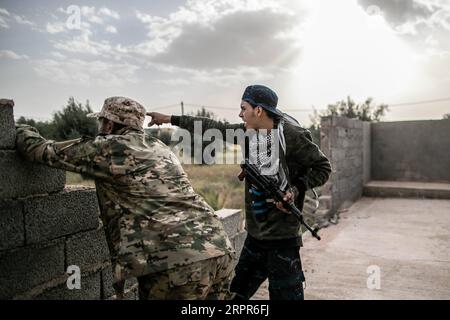 200328 -- TRIPOLI, le 28 mars 2020 -- des combattants du Gouvernement de l'entente nationale soutenus par l'ONU sont vus lors d'affrontements avec l'Armée nationale libyenne basée à l'est sur la ligne de front d'Al-Ramla à Tripoli, le 27 mars 2020. L'armée de l'est mène une campagne militaire depuis avril 2019 dans et autour de la capitale Tripoli, tentant de prendre le contrôle de la ville et de renverser le GNA reconnu par l'ONU du Premier ministre Fayez al-Sarraj. Photo de /Xinhua LIBYA-TRIPOLI-FRONTLINE AmruxSalahuddien PUBLICATIONxNOTxINxCHN Banque D'Images