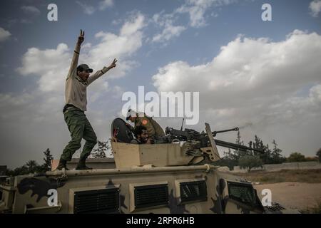 200328 -- TRIPOLI, le 28 mars 2020 -- les combattants du gouvernement de l'entente nationale soutenus par l'ONU tirent lors d'affrontements avec l'Armée nationale libyenne basée à l'est sur la ligne de front Al-Ramla à Tripoli, le 27 mars 2020. L'armée de l'est mène une campagne militaire depuis avril 2019 dans et autour de la capitale Tripoli, tentant de prendre le contrôle de la ville et de renverser le GNA reconnu par l'ONU du Premier ministre Fayez al-Sarraj. Photo de /Xinhua LIBYA-TRIPOLI-FRONTLINE AmruxSalahuddien PUBLICATIONxNOTxINxCHN Banque D'Images