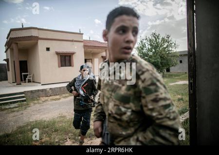 200328 -- TRIPOLI, le 28 mars 2020 -- des combattants du Gouvernement de l'entente nationale soutenus par l'ONU prennent position lors d'affrontements avec l'Armée nationale libyenne basée à l'est sur la ligne de front Al-Ramla à Tripoli, le 27 mars 2020. L'armée de l'est mène une campagne militaire depuis avril 2019 dans et autour de la capitale Tripoli, tentant de prendre le contrôle de la ville et de renverser le GNA reconnu par l'ONU du Premier ministre Fayez al-Sarraj. Photo de /Xinhua LIBYA-TRIPOLI-FRONTLINE AmruxSalahuddien PUBLICATIONxNOTxINxCHN Banque D'Images