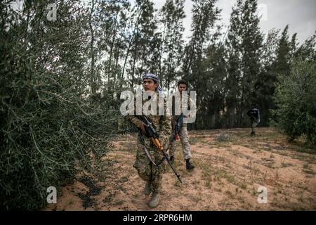 200328 -- TRIPOLI, le 28 mars 2020 -- des combattants du Gouvernement de l'entente nationale soutenus par l'ONU prennent position lors d'affrontements avec l'Armée nationale libyenne basée à l'est sur la ligne de front Al-Ramla à Tripoli, le 27 mars 2020. L'armée de l'est mène une campagne militaire depuis avril 2019 dans et autour de la capitale Tripoli, tentant de prendre le contrôle de la ville et de renverser le GNA reconnu par l'ONU du Premier ministre Fayez al-Sarraj. Photo de /Xinhua LIBYA-TRIPOLI-FRONTLINE AmruxSalahuddien PUBLICATIONxNOTxINxCHN Banque D'Images