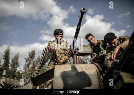 200328 -- TRIPOLI, le 28 mars 2020 -- les combattants du gouvernement de l'entente nationale soutenus par l'ONU rechargent leur mitrailleuse lourde lors d'affrontements avec l'Armée nationale libyenne basée à l'est sur la ligne de front Al-Ramla à Tripoli, le 27 mars 2020. L'armée de l'est mène une campagne militaire depuis avril 2019 dans et autour de la capitale Tripoli, tentant de prendre le contrôle de la ville et de renverser le GNA reconnu par l'ONU du Premier ministre Fayez al-Sarraj. Photo de /Xinhua LIBYA-TRIPOLI-FRONTLINE AmruxSalahuddien PUBLICATIONxNOTxINxCHN Banque D'Images