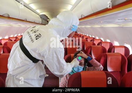 200328 -- HAIKOU, le 28 mars 2020 Xinhua -- Un membre du personnel de la douane de l'aéroport international de Meilan vérifie la température d'un passager entrant après son arrivée à Haikou, dans la province de Hainan du sud de la Chine, le 27 mars 2020. Ces derniers jours, l’aéroport international de Meilan a pris des mesures strictes, y compris un dépistage de la température corporelle à deux reprises, une inspection médicale, une enquête épidémiologique et des tests d’échantillons, afin de minimiser les risques de cas de COVID-19 importés. XINHUA CHINA-HAINAN-HAIKOU-AIRPORT-CUSTOMS-INSPECTION-COVID-19 CN PUBLICATIONXNOTXINXCHN Banque D'Images