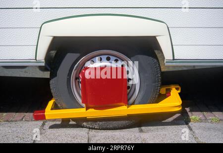 Pince de roue sur une roue d'un camping-car Banque D'Images