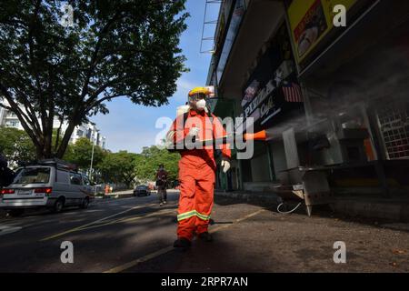 200328 -- KUALA LUMPUR, le 28 mars 2020 Xinhua -- un ouvrier municipal désinfecte une communauté à Kuala Lumpur, Malaisie, le 28 mars 2020. Un total de 27 personnes sont mortes du COVID-19 en Malaisie samedi avec 159 nouveaux cas confirmés, ce qui porte le total à 2 320, a déclaré le ministère de la Santé. Photo de Chong Voon Chung/Xinhua MALAISIE-KUALA LUMPUR-COVID-19-CAS PUBLICATIONxNOTxINxCHN Banque D'Images