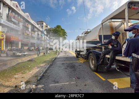 200328 -- KUALA LUMPUR, le 28 mars 2020 Xinhua -- un ouvrier municipal désinfecte une communauté à Kuala Lumpur, Malaisie, le 28 mars 2020. Un total de 27 personnes sont mortes du COVID-19 en Malaisie samedi avec 159 nouveaux cas confirmés, ce qui porte le total à 2 320, a déclaré le ministère de la Santé. Photo de Chong Voon Chung/Xinhua MALAISIE-KUALA LUMPUR-COVID-19-CAS PUBLICATIONxNOTxINxCHN Banque D'Images