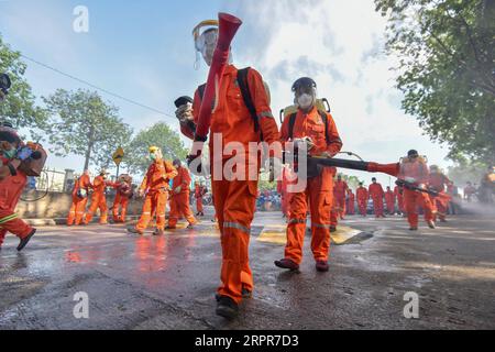 200328 -- KUALA LUMPUR, le 28 mars 2020 Xinhua -- des travailleurs municipaux désinfectent une communauté à Kuala Lumpur, Malaisie, le 28 mars 2020. Un total de 27 personnes sont mortes du COVID-19 en Malaisie samedi avec 159 nouveaux cas confirmés, ce qui porte le total à 2 320, a déclaré le ministère de la Santé. Photo de Chong Voon Chung/Xinhua MALAISIE-KUALA LUMPUR-COVID-19-CAS PUBLICATIONxNOTxINxCHN Banque D'Images