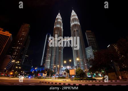 200328 -- KUALA LUMPUR, le 28 mars 2020 Xinhua -- les tours jumelles Petronas sont vues avec des lumières allumées avant l'événement Earth Hour à Kuala Lumpur, Malaisie, le 28 mars 2020. Photo de Chong Voon Chung/Xinhua MALAYSIA-KUALA LUMPUR-EARTH HOUR PUBLICATIONxNOTxINxCHN Banque D'Images