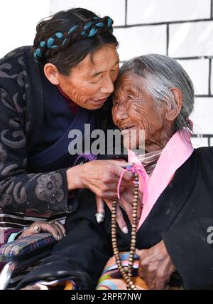 200328 -- LHASSA, 28 mars 2020 Xinhua -- Sonam Drolma R s'entretient avec sa fille Tsering Dzongpa dans le village de Reguo, dans le comté de Gyaca, dans le Shannan, dans la région autonome du Tibet du sud-ouest de la Chine, le 24 mars 2020. Samedi marque le jour de l'émancipation des serfs. Il y a soixante et un ans, plus d un million de personnes, soit 90 pour cent de la population de la région de cette époque, ont été libérées du servage féodal. Sonam Drolma est une villageoise de 109 ans du village de Reguo, dans le Shannan. Depuis sa naissance, elle a traversé un demi-siècle de rebondissements et de souffrances en tant que serf. En tant que descendant de serfs, Sonam Drolma Banque D'Images