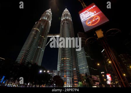 200328 -- KUALA LUMPUR, le 28 mars 2020 Xinhua -- les tours jumelles Petronas sont vues avec des lumières allumées avant l'événement Earth Hour à Kuala Lumpur, Malaisie, le 28 mars 2020. Photo de Chong Voon Chung/Xinhua MALAYSIA-KUALA LUMPUR-EARTH HOUR PUBLICATIONxNOTxINxCHN Banque D'Images