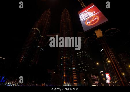 200328 -- KUALA LUMPUR, le 28 mars 2020 Xinhua -- les tours jumelles Petronas sont vues éteintes lors de l'événement Earth Hour à Kuala Lumpur, Malaisie, le 28 mars 2020. Photo de Chong Voon Chung/Xinhua MALAYSIA-KUALA LUMPUR-EARTH HOUR PUBLICATIONxNOTxINxCHN Banque D'Images