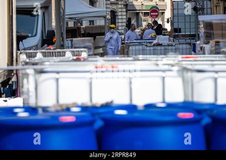 200329 -- PARIS, le 29 mars 2020 Xinhua -- pharmaciens et bénévoles travaillent sur des solutions hydro-alcooliques lors d'un atelier de rue dans une petite rue au cœur du quartier Latin, Paris, France, le 28 mars 2020. Dans un effort pour lutter contre le COVID-19, le pharmacien Fabien Bruno a obtenu la permission de Paris de bloquer la rue Mignon, une petite rue secondaire du centre de Paris, pour étendre sa production de jusqu’à 10 000 litres de solution désinfectante pour les mains par jour, destinée au personnel médical et aux services d’urgence. Photo Aurelien Morissard/Xinhua FRANCE-PARIS-COVID-19-PRODUCTION HYDRO-ALCOOLIQUE PUBLICATIONxNOTxINx Banque D'Images