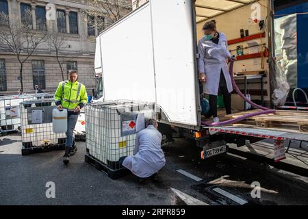 200329 -- PARIS, le 29 mars 2020 Xinhua -- pharmaciens et bénévoles travaillent sur des solutions hydro-alcooliques lors d'un atelier de rue dans une petite rue au cœur du quartier Latin, Paris, France, le 28 mars 2020. Dans un effort pour lutter contre le COVID-19, le pharmacien Fabien Bruno a obtenu la permission de Paris de bloquer la rue Mignon, une petite rue secondaire du centre de Paris, pour étendre sa production de jusqu’à 10 000 litres de solution désinfectante pour les mains par jour, destinée au personnel médical et aux services d’urgence. Photo Aurelien Morissard/Xinhua FRANCE-PARIS-COVID-19-PRODUCTION HYDRO-ALCOOLIQUE PUBLICATIONxNOTxINx Banque D'Images