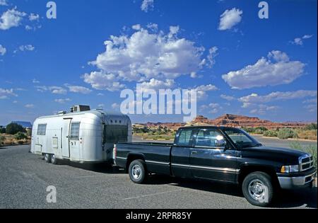 Camionnette avec remorque de camping à l'ancienne Banque D'Images