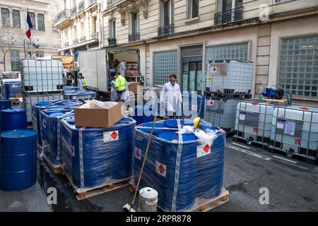 200329 -- PARIS, le 29 mars 2020 Xinhua -- pharmaciens et bénévoles travaillent sur des solutions hydro-alcooliques lors d'un atelier de rue dans une petite rue au cœur du quartier Latin, Paris, France, le 28 mars 2020. Dans un effort pour lutter contre le COVID-19, le pharmacien Fabien Bruno a obtenu la permission de Paris de bloquer la rue Mignon, une petite rue secondaire du centre de Paris, pour étendre sa production de jusqu’à 10 000 litres de solution désinfectante pour les mains par jour, destinée au personnel médical et aux services d’urgence. Photo Aurelien Morissard/Xinhua FRANCE-PARIS-COVID-19-PRODUCTION HYDRO-ALCOOLIQUE PUBLICATIONxNOTxINx Banque D'Images