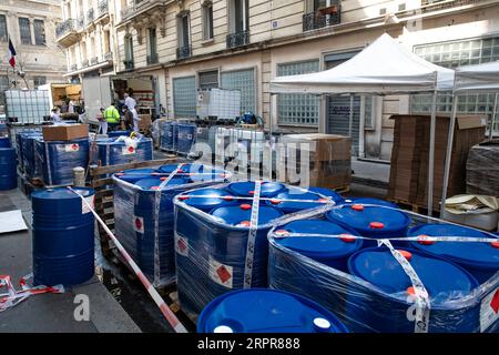 200329 -- PARIS, le 29 mars 2020 Xinhua -- pharmaciens et bénévoles travaillent sur des solutions hydro-alcooliques lors d'un atelier de rue dans une petite rue au cœur du quartier Latin, Paris, France, le 28 mars 2020. Dans un effort pour lutter contre le COVID-19, le pharmacien Fabien Bruno a obtenu la permission de Paris de bloquer la rue Mignon, une petite rue secondaire du centre de Paris, pour étendre sa production de jusqu’à 10 000 litres de solution désinfectante pour les mains par jour, destinée au personnel médical et aux services d’urgence. Photo Aurelien Morissard/Xinhua FRANCE-PARIS-COVID-19-PRODUCTION HYDRO-ALCOOLIQUE PUBLICATIONxNOTxINx Banque D'Images