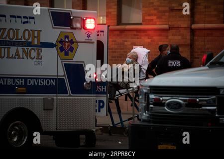 200329 -- NEW YORK, le 29 mars 2020 Xinhua -- des travailleurs médicaux déplacent un patient de l'ambulance du Maimonides Medical Center à Brooklyn, à New York, aux États-Unis, le 28 mars 2020. Les cas confirmés aux États-Unis ont dépassé 122 000 à partir de samedi soir, en hausse par rapport à environ 101 600 de la veille, avec des rapports de plus de 2 000 décès, selon le décompte du Centre de science et d'ingénierie des systèmes de l'Université Johns Hopkins. Photo de Michael Nagle/Xinhua États-Unis-NEW YORK-COVID-19-NOMBRE DE DÉCÈS PUBLICATIONxNOTxINxCHN Banque D'Images