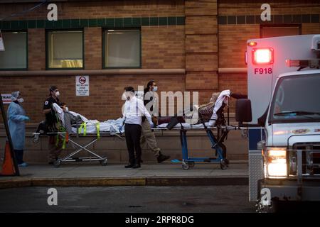 200329 -- NEW YORK, le 29 mars 2020 Xinhua -- les patients sont transférés au Maimonides Medical Center à Brooklyn, à New York, aux États-Unis, le 28 mars 2020. Les cas confirmés aux États-Unis ont dépassé 122 000 à partir de samedi soir, en hausse par rapport à environ 101 600 de la veille, avec des rapports de plus de 2 000 décès, selon le décompte du Centre de science et d'ingénierie des systèmes de l'Université Johns Hopkins. Photo de Michael Nagle/Xinhua États-Unis-NEW YORK-COVID-19-NOMBRE DE DÉCÈS PUBLICATIONxNOTxINxCHN Banque D'Images