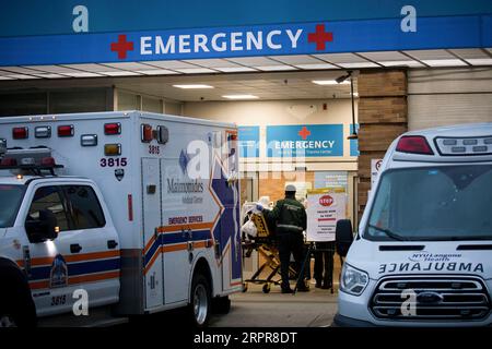 200329 -- NEW YORK, le 29 mars 2020 Xinhua -- Un patient est transféré au Maimonides Medical Center à Brooklyn, à New York, aux États-Unis, le 28 mars 2020. Les cas confirmés aux États-Unis ont dépassé 122 000 à partir de samedi soir, en hausse par rapport à environ 101 600 de la veille, avec des rapports de plus de 2 000 décès, selon le décompte du Centre de science et d'ingénierie des systèmes de l'Université Johns Hopkins. Photo de Michael Nagle/Xinhua États-Unis-NEW YORK-COVID-19-NOMBRE DE DÉCÈS PUBLICATIONxNOTxINxCHN Banque D'Images