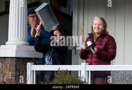 200330 -- TORONTO, le 30 mars 2020 -- les gens frappent des casseroles et des poêles alors qu'ils participent à un événement quotidien en soirée en faisant du son à l'extérieur de la maison pour encourager tous les travailleurs de la santé de première ligne qui luttent contre la COVID-19 à Toronto, Canada, le 29 mars 2020. Photo de /Xinhua CANADA-TORONTO-COVID-19-SOUTIEN-TRAVAILLEURS DE PREMIÈRE LIGNE ZouxZheng PUBLICATIONxNOTxINxCHN Banque D'Images