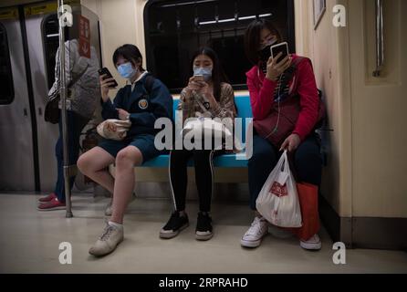 200330 -- TAIPEI, le 30 mars 2020 -- des passagers utilisent des téléphones portables dans le métro de Taipei, dans le sud-est de la Chine, Taiwan, le 25 mars 2020. Le nombre total de cas de nouvelle maladie à coronavirus COVID-19 à Taiwan a augmenté de huit à 306, a déclaré lundi l agence de surveillance des épidémies de l île. CHINE-TAIPEI-COVID-19-VIE QUOTIDIENNE CN JINXLIWANG PUBLICATIONXNOTXINXCHN Banque D'Images