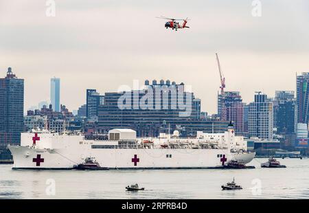 200331 -- BEIJING, le 31 mars 2020 -- le navire USNS Comfort de la marine américaine navigue vers le quai 90 à New York, aux États-Unis, le 30 mars 2020. Le navire USNS Comfort de la marine américaine est arrivé à New York lundi, apportant 1 000 lits d hôpital pour aider à soulager le système hospitalier débordé de la ville en raison de la pandémie de COVID-19. /NAPA/document via Xinhua XINHUA PHOTOS DU JOUR JiexFischer PUBLICATIONxNOTxINxCHN Banque D'Images