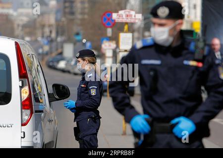 200331 -- BUCAREST, le 31 mars 2020 Xinhua -- les gendarmes roumains vérifient les gens à la recherche de papiers concernant leurs déplacements dans le centre-ville de Bucarest, Roumanie, le 30 mars 2020. La Roumanie a annoncé un confinement national à partir de mercredi matin. Le pays est entré en état d’urgence le 16 mars après que le nombre de cas de COVID-19 ait dépassé 100. Photo de Cristian Cristel/Xinhua ROMANIA-BUCAREST-COVID-19-CHECKING PUBLICATIONxNOTxINxCHN Banque D'Images