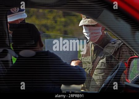 200331 -- BUCAREST, le 31 mars 2020 Xinhua -- Un policier roumain et un soldat vérifient les gens à la recherche de papiers concernant leurs déplacements dans le centre-ville de Bucarest, Roumanie, le 30 mars 2020. La Roumanie a annoncé un confinement national à partir de mercredi matin. Le pays est entré en état d’urgence le 16 mars après que le nombre de cas de COVID-19 ait dépassé 100. Photo de Cristian Cristel/Xinhua ROMANIA-BUCAREST-COVID-19-CHECKING PUBLICATIONxNOTxINxCHN Banque D'Images