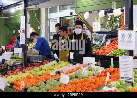 200331 -- ANKARA, 31 mars 2020 Xinhua -- des gens travaillent dans un supermarché à Ankara, Turquie, 30 mars 2020. La Turquie a annoncé lundi 37 décès supplémentaires dus au COVID-19, tandis que le nombre total de cas d’infection dans le pays est passé à 10 827. Photo Mustafa Kaya/Xinhua TURQUIE-ANKARA-COVID-19 PUBLICATIONxNOTxINxCHN Banque D'Images