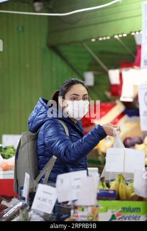 200331 -- ANKARA, le 31 mars 2020 Xinhua -- Une femme fait ses courses dans un supermarché à Ankara, Turquie, le 30 mars 2020. La Turquie a annoncé lundi 37 décès supplémentaires dus au COVID-19, tandis que le nombre total de cas d’infection dans le pays est passé à 10 827. Photo Mustafa Kaya/Xinhua TURQUIE-ANKARA-COVID-19 PUBLICATIONxNOTxINxCHN Banque D'Images