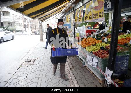 200331 -- ANKARA, le 31 mars 2020 Xinhua -- Un homme travaille dans un supermarché à Ankara, Turquie, le 30 mars 2020. La Turquie a annoncé lundi 37 décès supplémentaires dus au COVID-19, tandis que le nombre total de cas d’infection dans le pays est passé à 10 827. Photo Mustafa Kaya/Xinhua TURQUIE-ANKARA-COVID-19 PUBLICATIONxNOTxINxCHN Banque D'Images