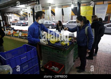 200331 -- ANKARA, 31 mars 2020 Xinhua -- des gens font leurs courses dans un supermarché à Ankara, Turquie, le 30 mars 2020. La Turquie a annoncé lundi 37 décès supplémentaires dus au COVID-19, tandis que le nombre total de cas d’infection dans le pays est passé à 10 827. Photo Mustafa Kaya/Xinhua TURQUIE-ANKARA-COVID-19 PUBLICATIONxNOTxINxCHN Banque D'Images