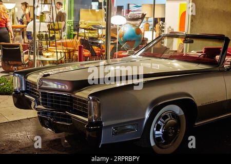 Palm Springs, Californie, États-Unis. 13 février 2015. Une Cadillac Eldorado décapotable garée à côté d'un magasin de meubles modernes du milieu du siècle sur Palm Canyon Drive à Palm Springs en Californie. Ce véhicule de 18 pieds de long et de 4700 lb était des années-modèles 1967-1970. (Image de crédit : © Ian L. Sitren/ZUMA Press Wire) USAGE ÉDITORIAL SEULEMENT! Non destiné à UN USAGE commercial ! Banque D'Images