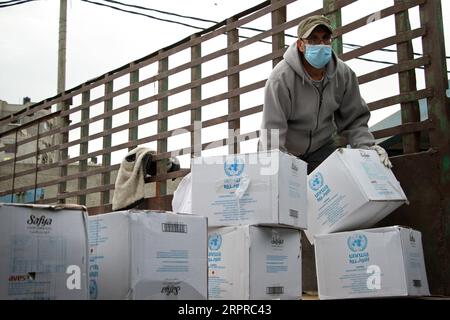 200331 -- GAZA, le 31 mars 2020 Xinhua -- un travailleur télécharge de l'aide alimentaire fournie par l'Office de secours et de travaux des Nations Unies pour les réfugiés de Palestine UNRWA dans un camp de réfugiés de la ville de Gaza, le 31 mars 2020. Photo de Rizek Abdeljawad/Xinhua MIDEAST-GAZA-UNRWA-FOOD-DISTRIBUTION PUBLICATIONxNOTxINxCHN Banque D'Images