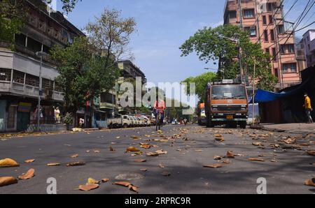 200331 -- KOLKATA, le 31 mars 2020 -- Un homme roule avec un masque sur une route pendant le confinement national à Kolkata, en Inde, le 31 mars 2020. Le nombre de décès dus au COVID-19 en Inde est passé à 32 alors que le nombre de cas confirmés dans le pays a atteint 1 251, a déclaré mardi le ministère fédéral de la Santé. STR/Xinhua INDIA-KOLKATA-CORONAVIRUS-LOCKDOWN Stringer PUBLICATIONxNOTxINxCHN Banque D'Images