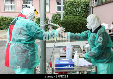 200331 -- ZAGREB, le 31 mars 2020 -- le personnel médical se prépare pour les tests au volant à l'Institut d'enseignement de santé publique Andrija Stampar à Zagreb, Croatie, le 31 mars 2020. Un test pratique au drive-in pour COVID-19 a été initié ici mardi, alors que le nombre de cas confirmés de COVID-19 continuait de croître à un rythme soutenu. Le siège national de la protection civile de Croatie a annoncé lors d une réunion d information quotidienne 77 nouveaux cas de COVID-19, dont le nombre total s élève à 867. /Pixsell via Xinhua CROATIA-ZAGREB-COVID-19-DRIVE-IN TEST EpitaxElvedji PUBLICATIONxNOTxINxCHN Banque D'Images