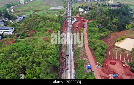 Actualités Bilder des Tages 200401 -- YONGXING, le 1 avril 2020 -- une photo aérienne prise le 1 avril 2020 montre un train traversant le site de l'accident sur la ligne de chemin de fer Beijing-Guangzhou dans la ville de Chenzhou, dans la province du Hunan au centre de la Chine. Le trafic ferroviaire a repris mercredi dans la ville de Chenzhou dans la province du Hunan centrale de la Chine après le déraillement d'un train lundi. Un train de Pékin à Sanya, ville touristique du sud de la Chine, a traversé le site de l accident sur la ligne ferroviaire Beijing-Guangzhou vers 11:45 heures mercredi. C'était le premier train à passer sur le site après l'accident qui a tué un train et en a blessé 1 autres Banque D'Images