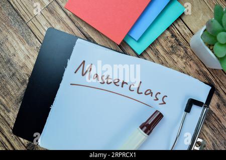 Concept de Masterclass écrire sur la paperasse isolée sur la table en bois. Banque D'Images