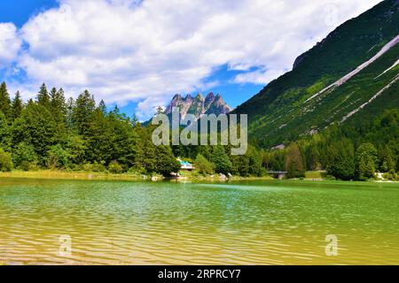 Cinque Punte sommets au Lago del Predil près de Tarvisio en Italie Banque D'Images